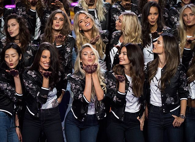 Victoria's Secret зібрали всіх моделей перед грандіозним шоу в Шанхаї: яскраві фото 