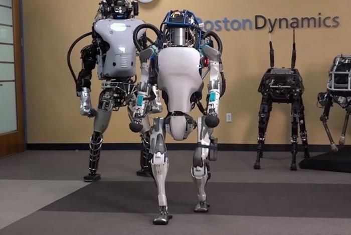 Людиноподібний робот вперше навчився робити сальто назад: відео