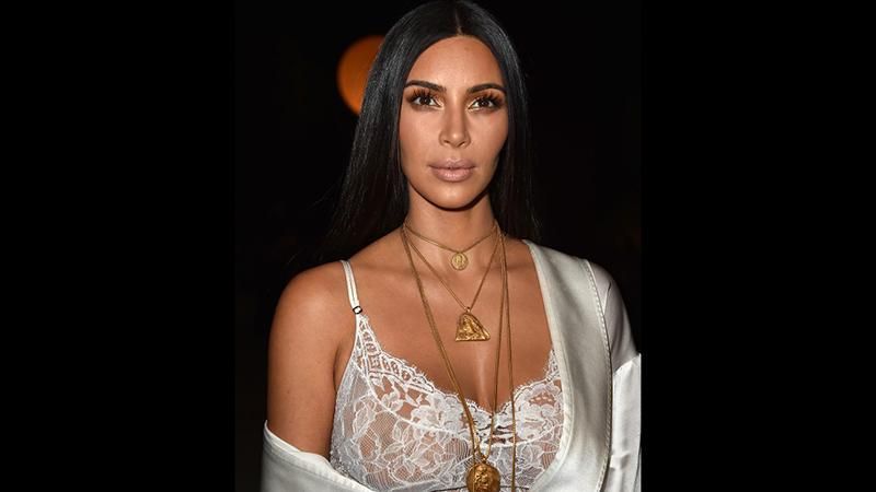 Кім Кардашян заробила колосальну суму лише за добу продажів своїх парфумів Кім Кардашян заробила колосальну суму лише за добу продажів своїх парфумів