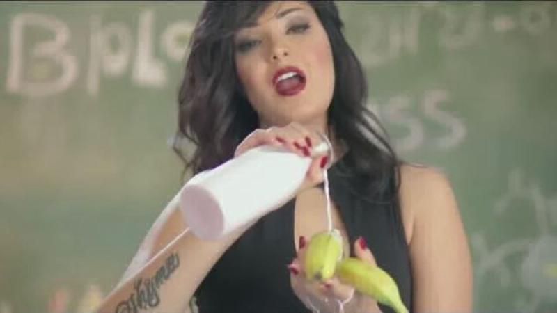 Розпалювання розпусти, – єгипетську співачку заарештували за банан та спідню білизну у кліпі

