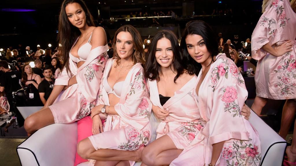 "Ангели" в рожевих халатах: як моделі готуються до грандіозного показу Victoria's Secret