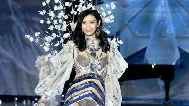 Китайская модель упала во время показа Victoria's Secret в Шанхае: фото