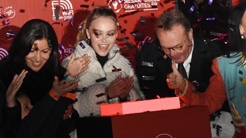 Дочь Джонни Деппа зажгла рождественские огни на Елисейских полях: яркие фото Дочь Джонни Деппа зажгла рождественские огни на Елисейских полях: яркие фото