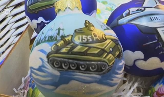 Праздник и война: в Москве торгуют елочными украшениями с нарисованными танками и БТРами