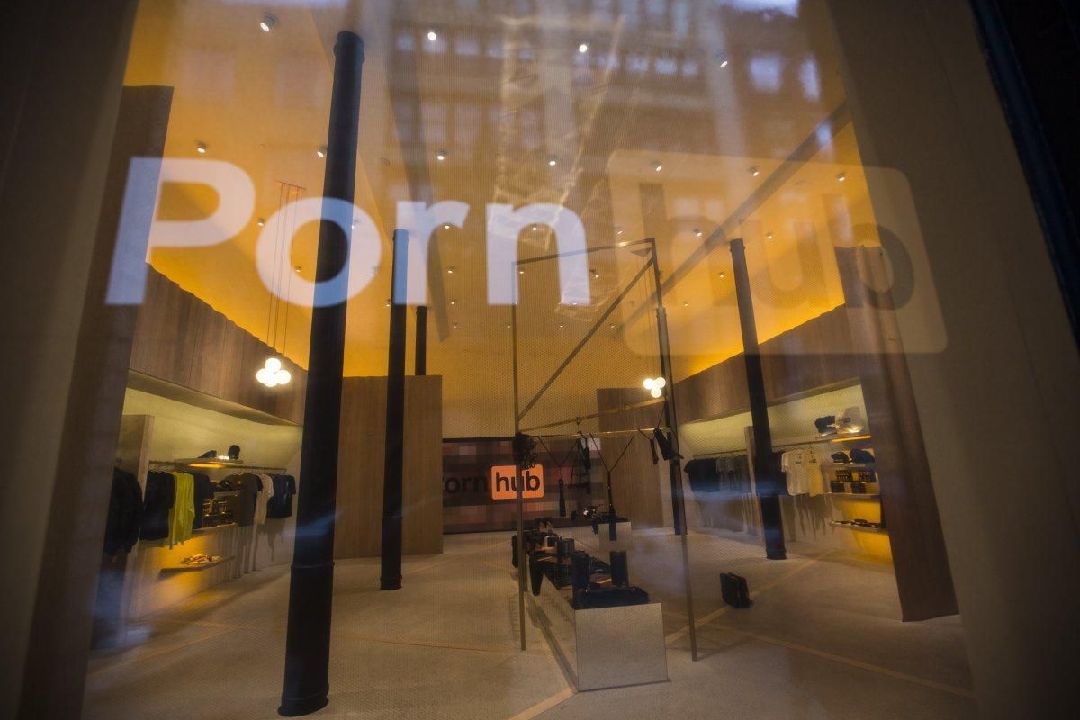 Pornhub відкрив свій перший магазин: яку пікантну продукцію можна придбати