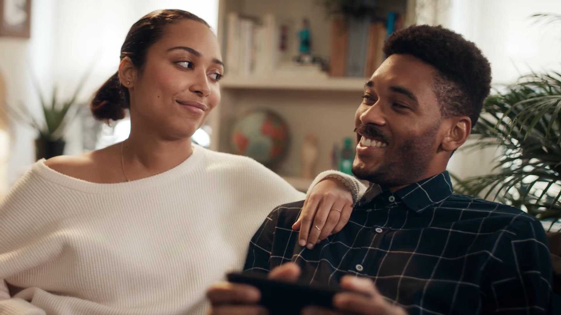 Motorola зняла жартівливу рекламу про недоліки Samsung: відео Motorola зняла жартівливу рекламу про недоліки Samsung: відео