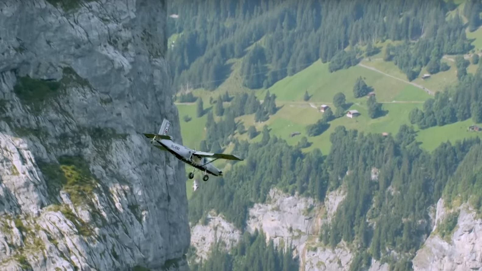 Застрибнути в літак на ходу: французькі екстремали здійснили неперевершений трюк Застрибнути в літак на ходу: французькі екстремали здійснили неперевершений трюк