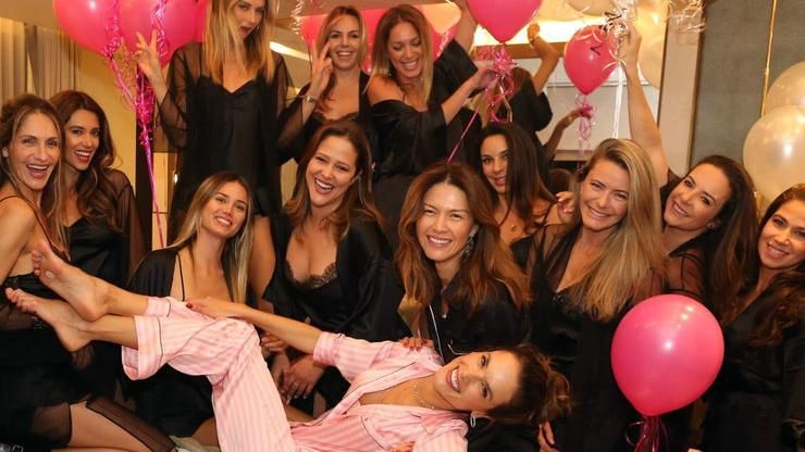 Модель Victoria's Secret влаштувала піжамну вечірку на прощання з кар’єрою "ангела": фото Модель Victoria's Secret влаштувала піжамну вечірку на прощання з кар’єрою "ангела": фото