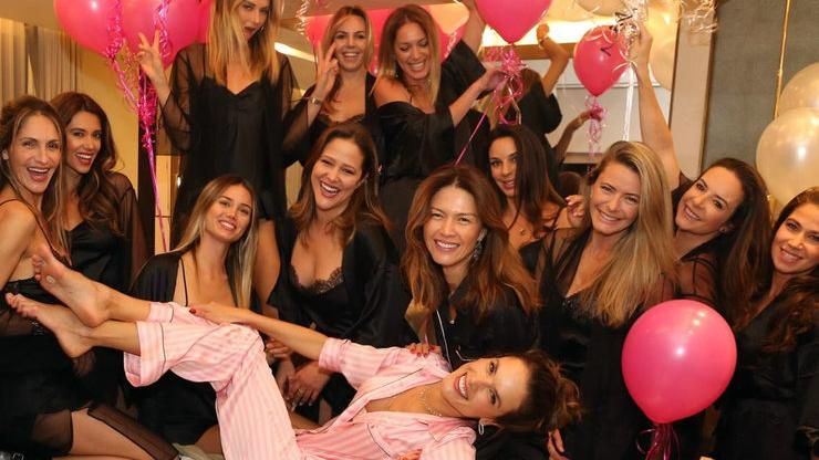 Модель Victoria's Secret влаштувала піжамну вечірку на прощання з кар’єрою "ангела": фото
