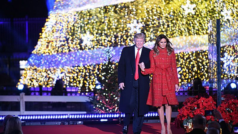 Мелания Трамп в изысканной одежде зажгла главную елку США: фото Мелания Трамп в изысканной одежде зажгла главную елку США: фото