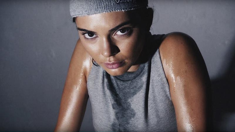 Кендалл Дженнер снялась для соблазнительного календаря Love Magazine: видео