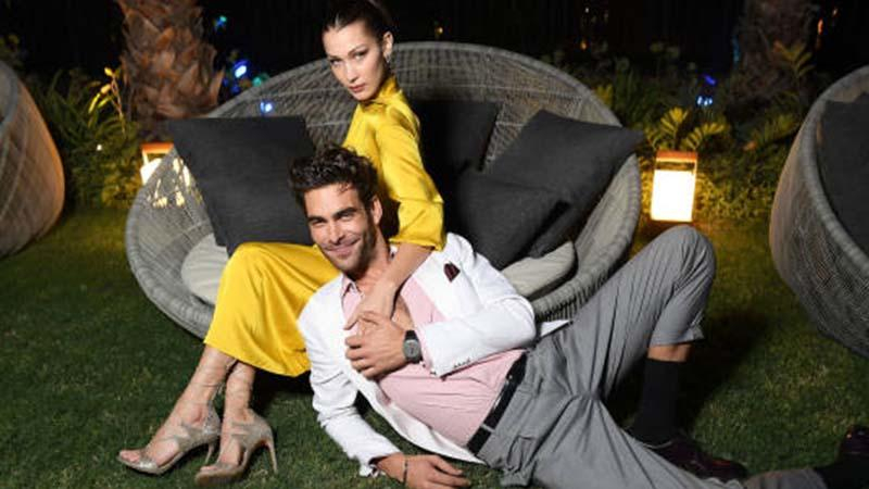 Белла Хадид заинтриговала совместным появлением с мужчиной-моделью: фото