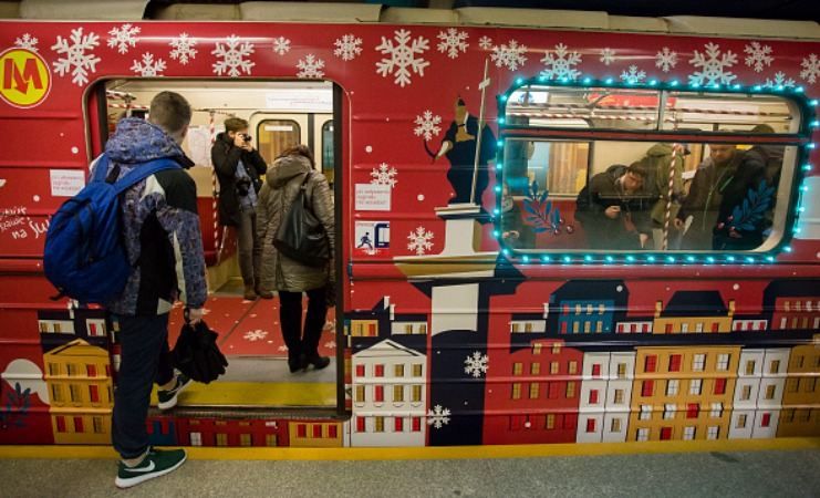 Варшавою курсує "різдвяне" метро: дуже атмосферні фото