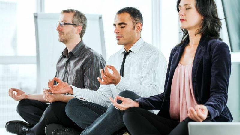 Йога в офисе: 5 асан, которые помогут расслабиться