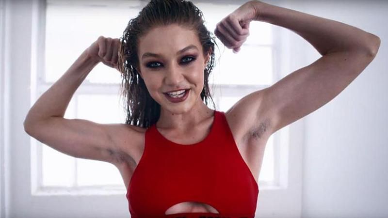 Модель Джіджі Хадід з небритими пахвами знялася у календарі Love Magazine: відео Модель Джіджі Хадід з небритими пахвами знялася у календарі Love Magazine: відео