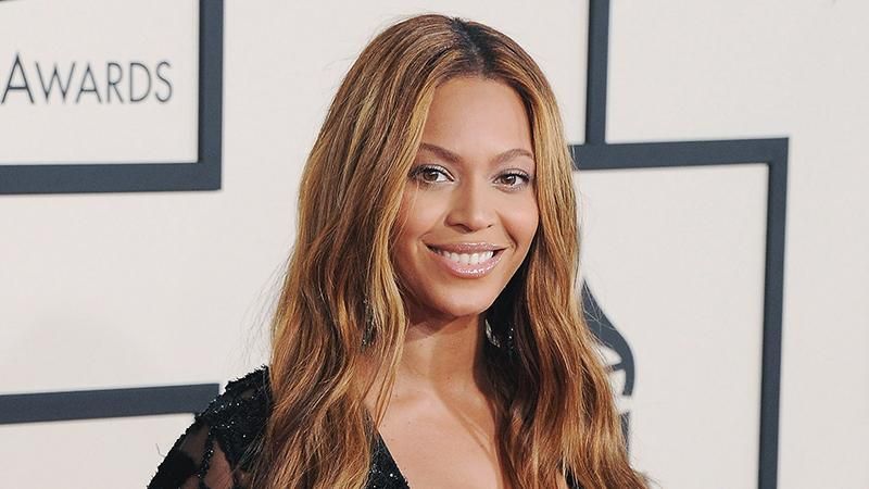 Бейонсе похвасталась стройными ногами, нарядившись в эффектное мини-платье Бейонсе похвасталась стройными ногами, нарядившись в эффектное мини-платье