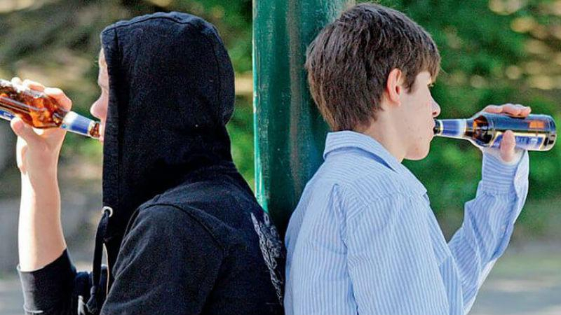 Ученые выяснили, почему алкоголь опасен для юных парней