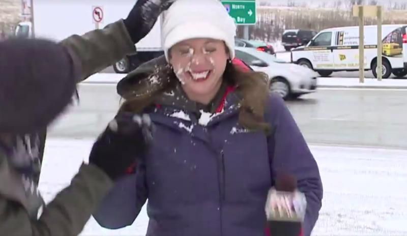 Журналістці за секунду до ефіру кинули в обличчя сніжку: курйозне відео 