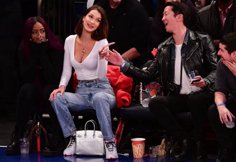 Беллу Хадид на матче НБА заставили переодеться из-за глубокого декольте: фото Беллу Хадид на матче НБА заставили переодеться из-за глубокого декольте: фото