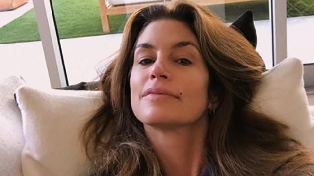 Синди Кроуфорд похвасталась стройными ногами: фото Синди Кроуфорд похвасталась стройными ногами: фото