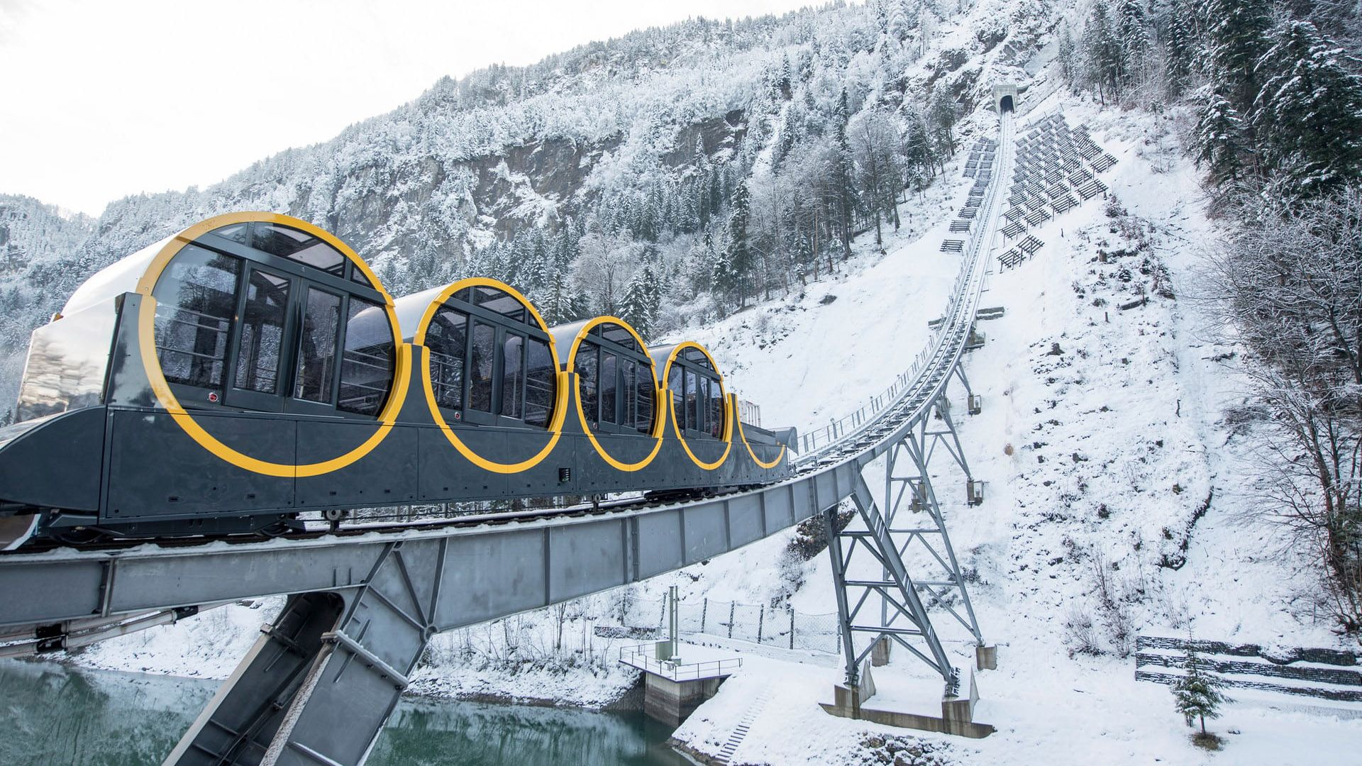 В Швейцарии запустили уникальный фуникулер, который разрабатывали 14 лет: фото