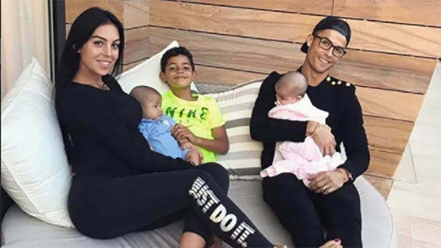 Семейная идиллия: девушка Роналду выложила милое фото с детьми