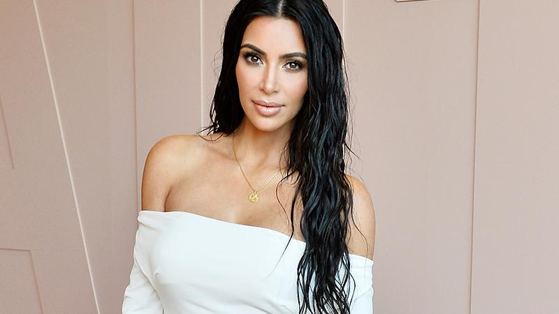 Ким Кардашян похвасталась пышным бюстом в новой фотосессии
