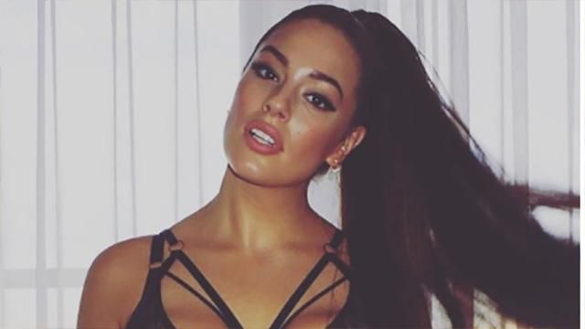 Эшли Грэм показала формы во время съемки в Марокко: фото Эшли Грэм показала формы во время съемки в Марокко: фото