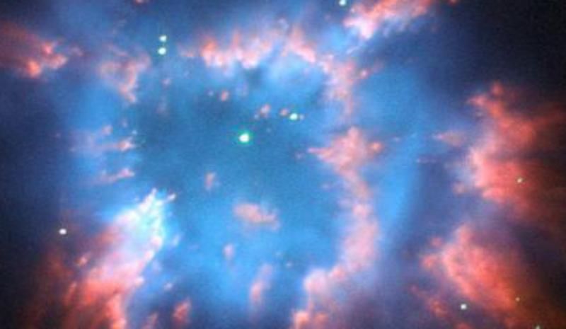 Телескоп "Хаббл" сфотографировал "рождественскую" туманность на расстоянии 11 тыс световых лет от Земли