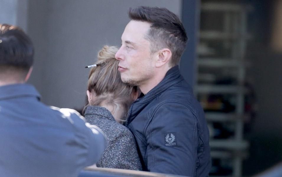 Илона Маска поймали за нежным поцелуем с экс-возлюбленной Эмбер Херд: фотодоказательство Илона Маска поймали за нежным поцелуем с экс-возлюбленной Эмбер Херд: фотодоказательство