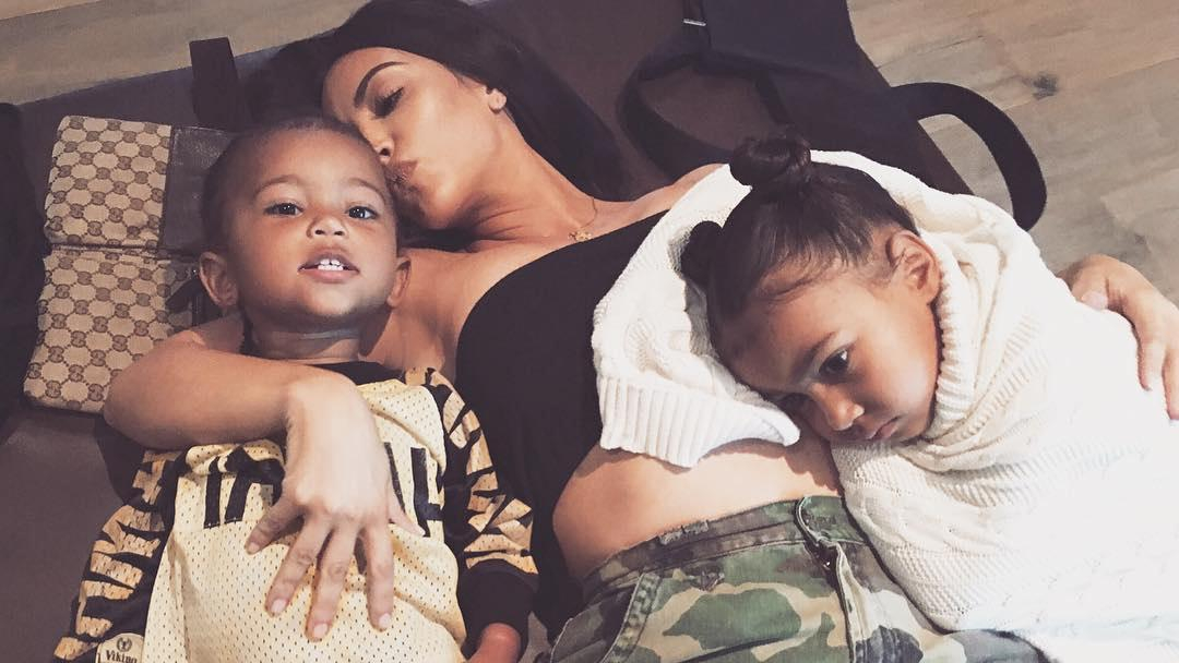 Сестры Кардашян развлекались на катке со своими детьми: фото