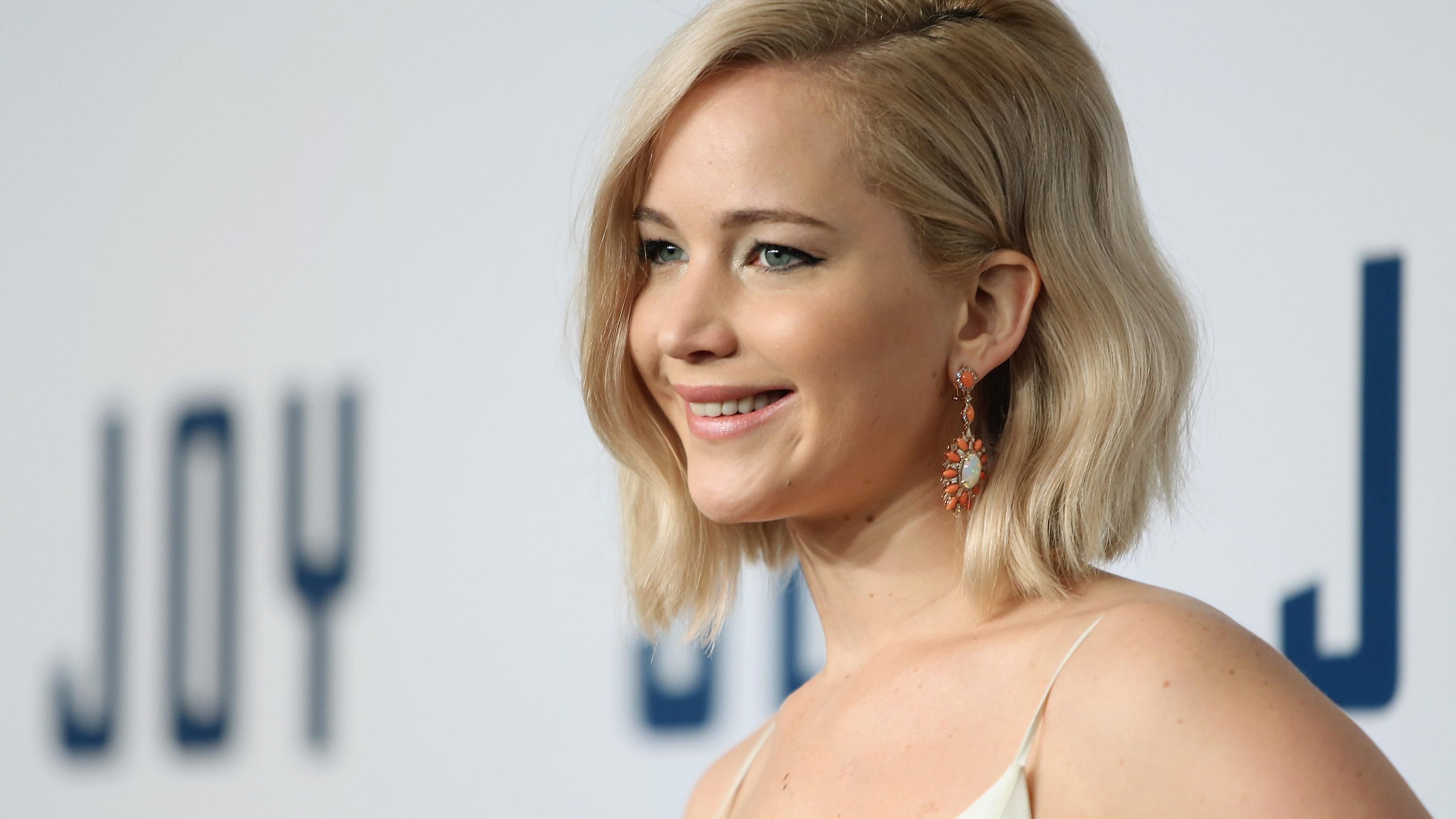 Дженнифер Лоуренс сделала необычный подарок маме Ким Кардашян Дженнифер Лоуренс сделала необычный подарок маме Ким Кардашян