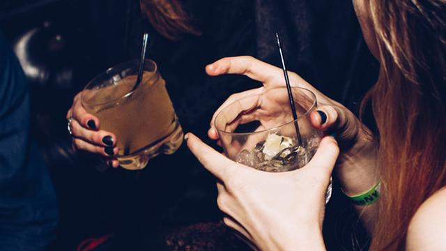 Чем опасен алкоголь для желудка: объяснение медика