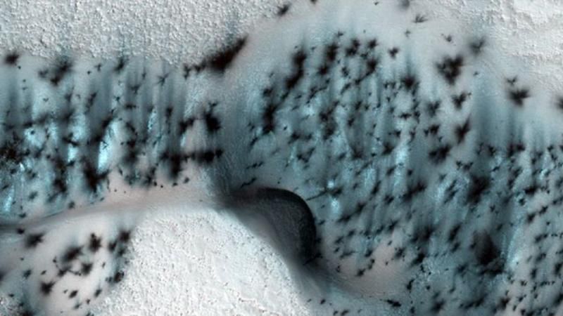 Зима на Марсе: NASA опубликовала фантастические фотографии заснеженной Красной планеты