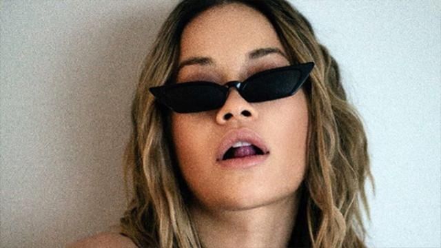 Певица Рита Ора выложила соблазнительное фото топлесс Певица Рита Ора выложила соблазнительное фото топлесс