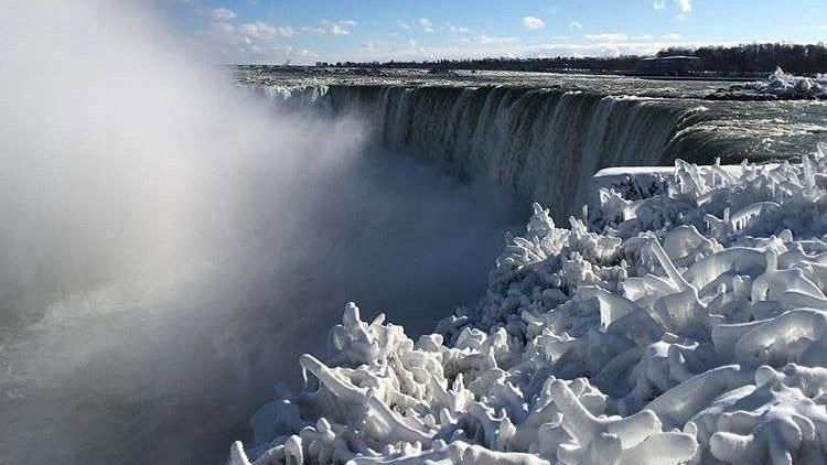 Ніагарський водоспад взимку: казкові фото та відео