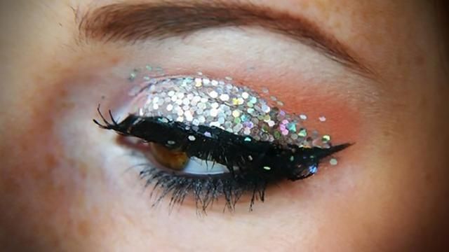 Новорічний макіяж з блискітками: 5 відеоінструкцій Новорічний макіяж з блискітками: 5 відеоінструкцій