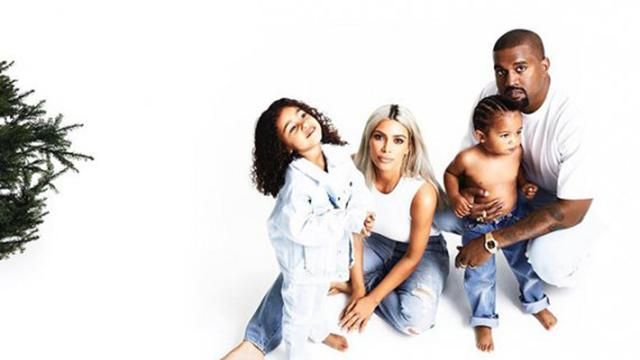 Ким Кардашян опубликовала новогоднюю семейную открытку: фото Ким Кардашян опубликовала новогоднюю семейную открытку: фото