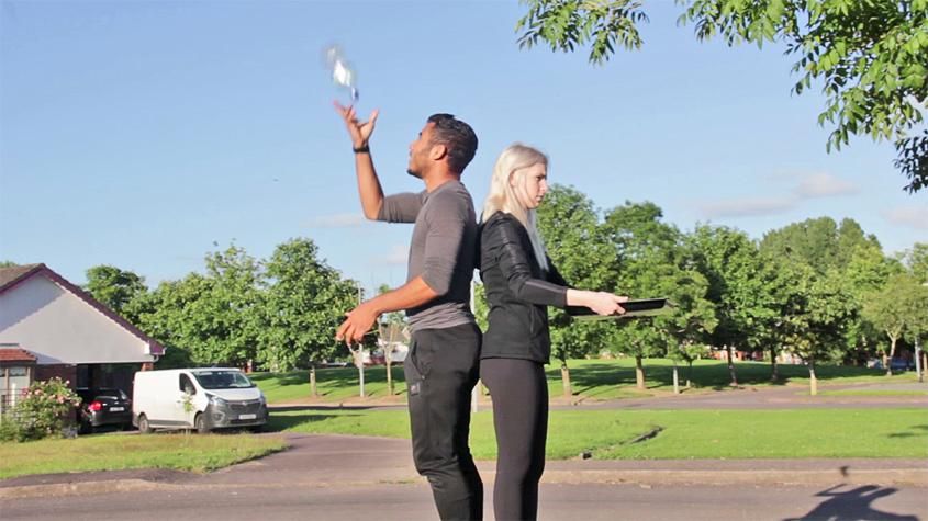 Секрет знаменитого трюку з підкиданням пляшки розкрито Секрет знаменитого трюку з підкиданням пляшки розкрито