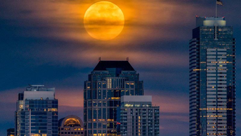 Над Землей взошла Суперлуна: удивительные фото Над Землей взошла Суперлуна: удивительные фото