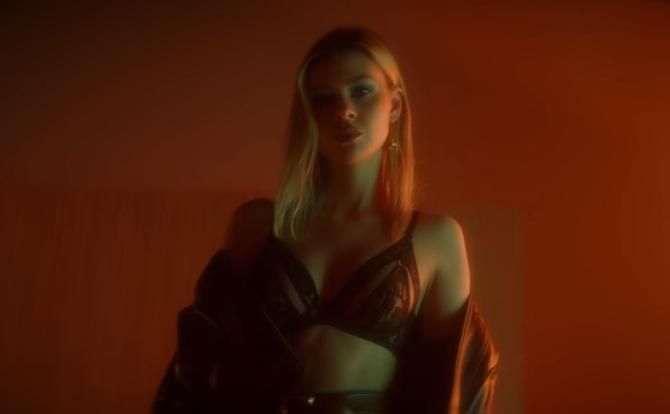 Таємнича Нікола Пельтц знялась для календаря Love Magazine: відео Таємнича Нікола Пельтц знялась для календаря Love Magazine: відео