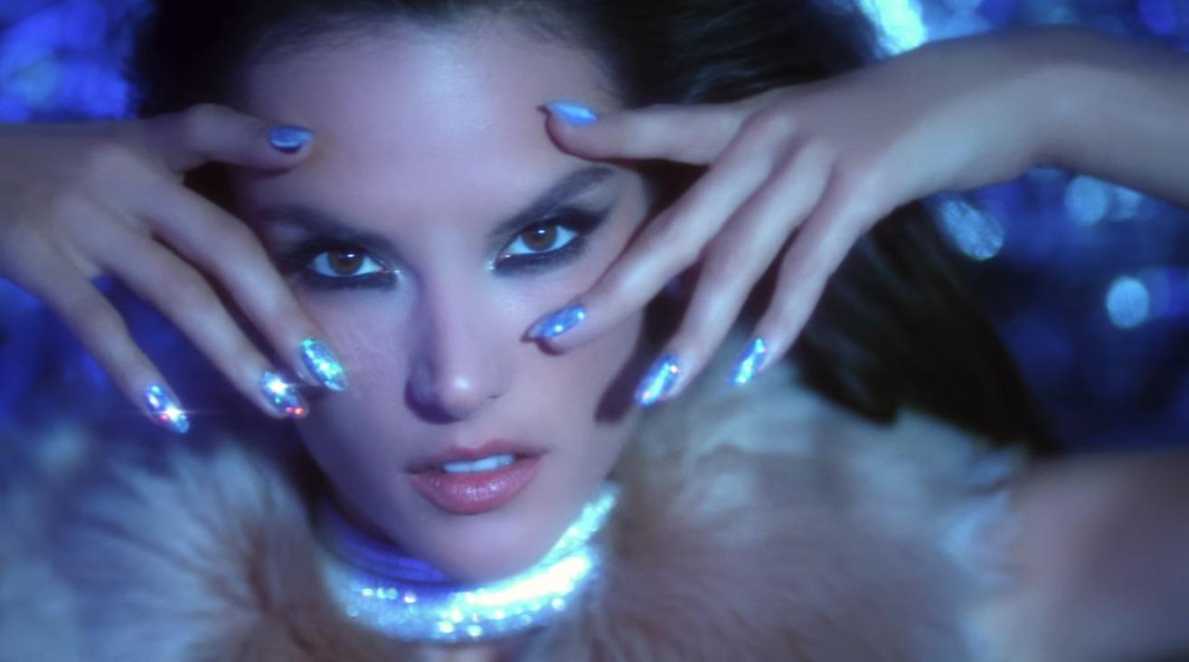 Горячая Алессандра Амбросио отправилась исследовать космос в Love Magazine: видео