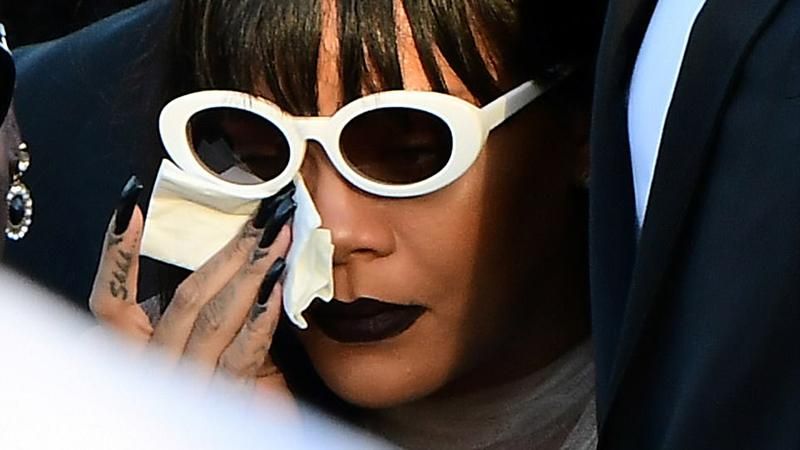 Рианна в слезах пришла на похороны двоюродного брата: фото Рианна в слезах пришла на похороны двоюродного брата: фото