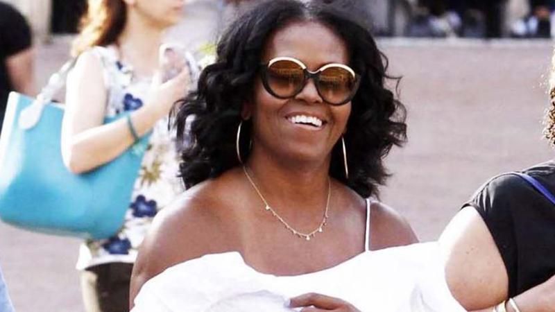 Мишель Обаму сфотографировали в бикини во время отдыха Мишель Обаму сфотографировали в бикини во время отдыха