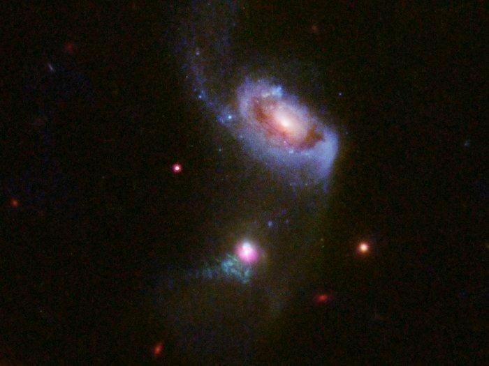 "Хаббл" снял, как черная дыра поедает галактику: фото