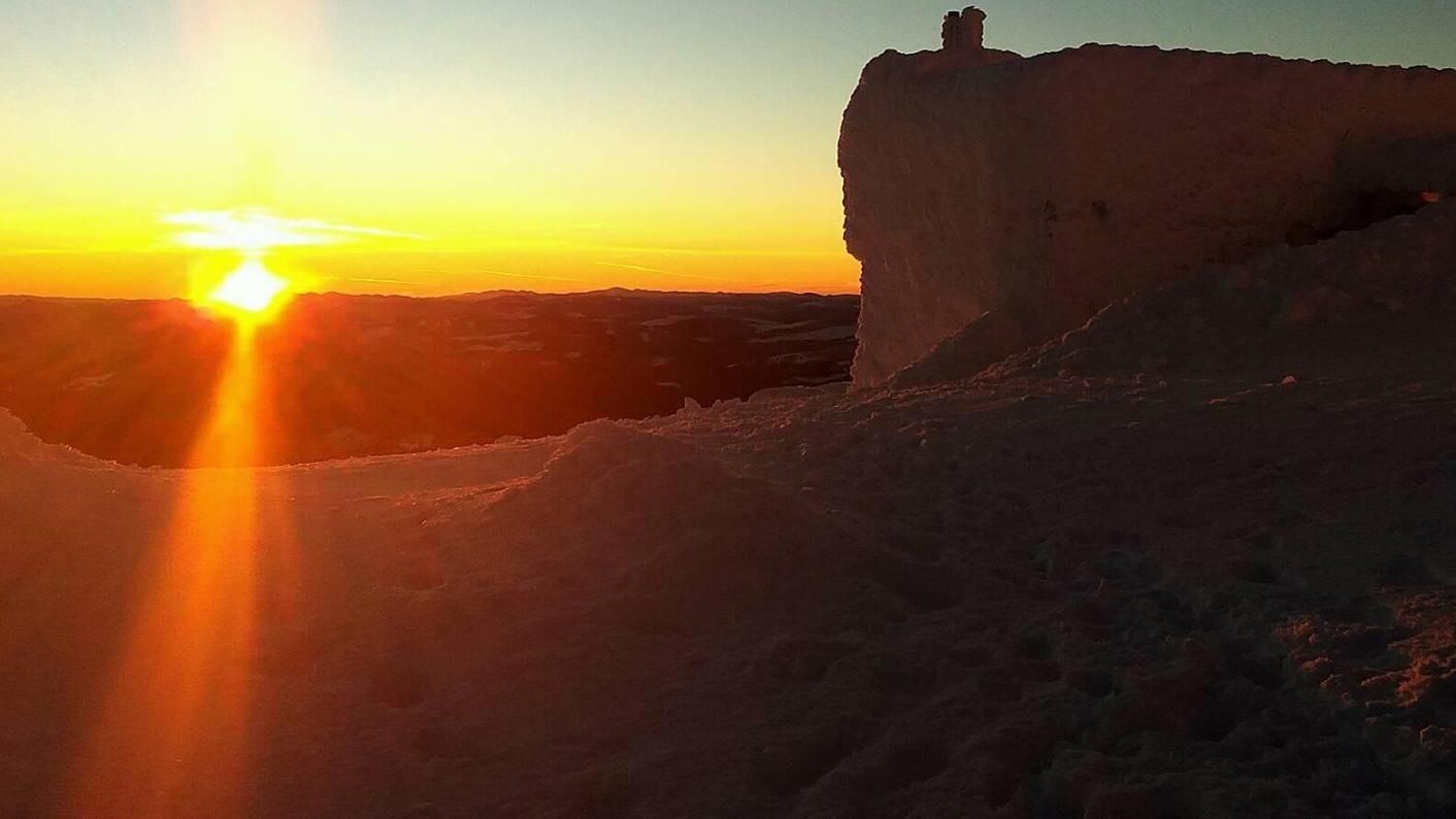 Захватывает дух: как выглядит зимний рассвет на одной из самых высоких гор Карпат