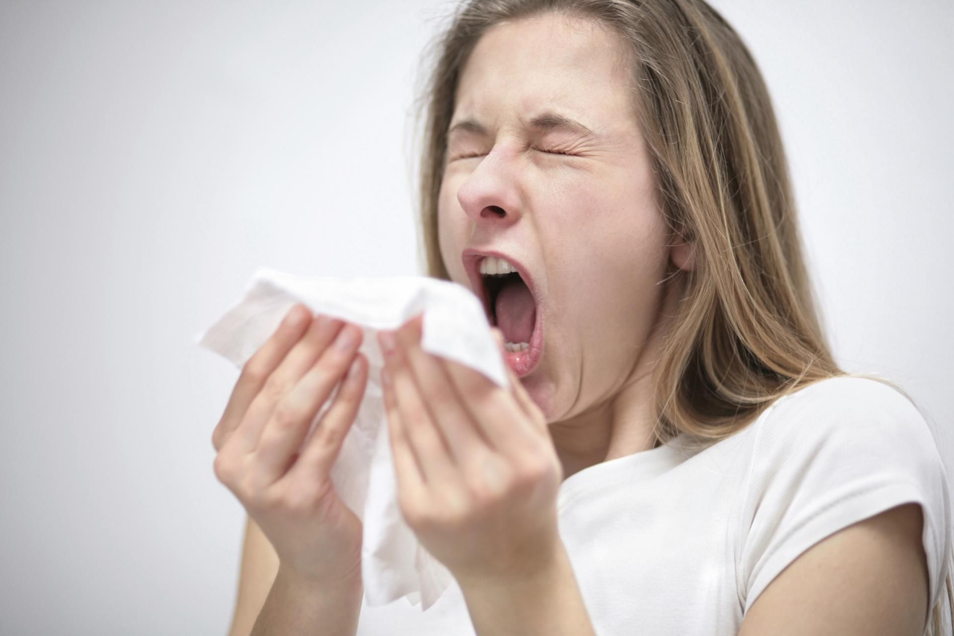 Почему нельзя чихать "тихо": ответ врачей