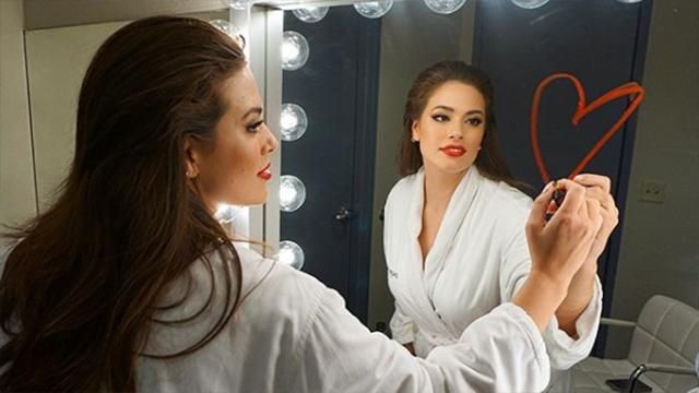 Пишнотіла Ешлі Грем знялася топлес у яскравій фотосесії: фото Пишнотіла Ешлі Грем знялася топлес у яскравій фотосесії: фото