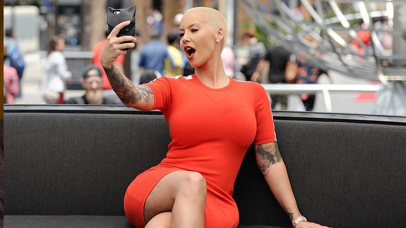 Відома пишнотіла модель Ембер Роуз наважилася на операцію по зменшенню грудей: фото Відома пишнотіла модель Ембер Роуз наважилася на операцію по зменшенню грудей: фото