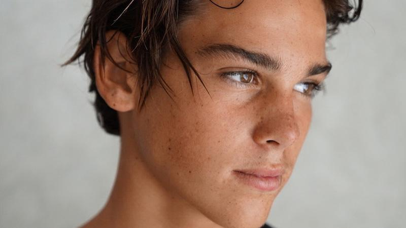 16-летний сын актера, игравшего Джеймса Бонда, впервые вышел на подиум: яркие фото с показа